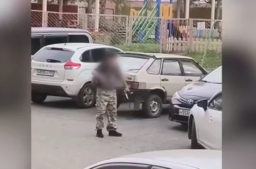 В Шарыпово Красноярского края мужчина ходил по улице с ножами и матерился