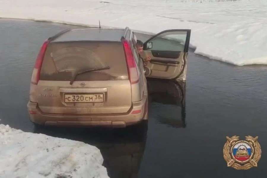 В Иркутской области пьяный водитель, удирая от полиции, угодил в реку 