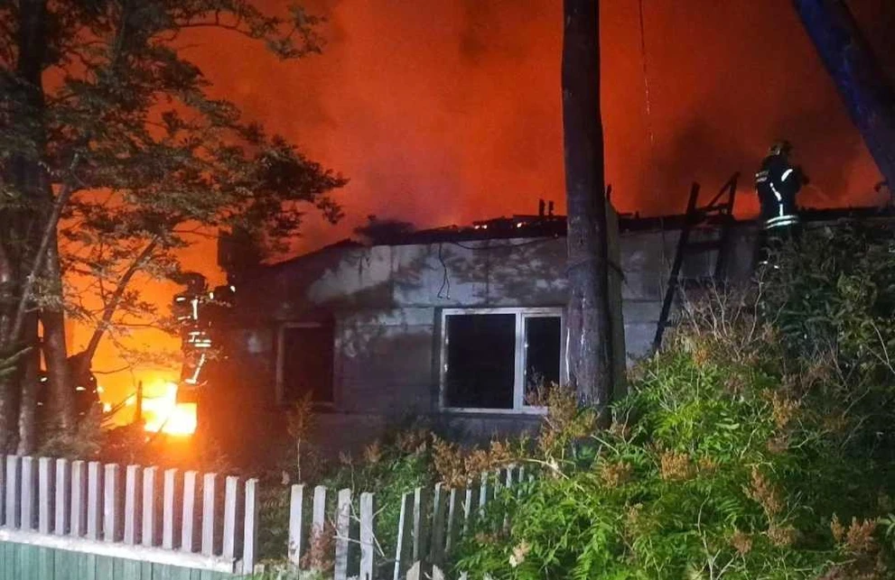 В СНТ Красноярска случился пожар в 2-квартирном жилом доме