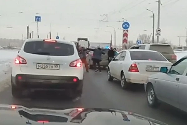 В Омске участник дорожного конфликта выстрелил из травматического пистолета прямо в лицо оппоненту