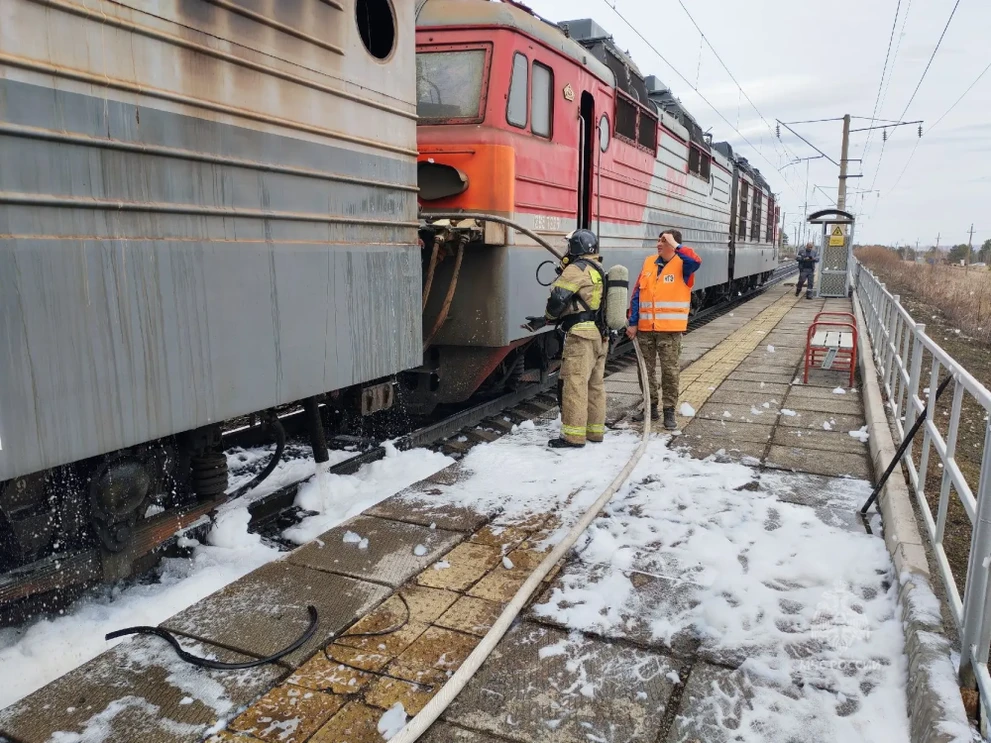В Красноярском крае при пожаре секции электровоза пострадал мужчина