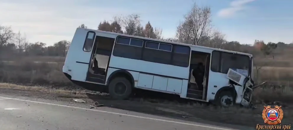 В Красноярском крае 4 человека пострадали в ДТП с рейсовым автобусом 