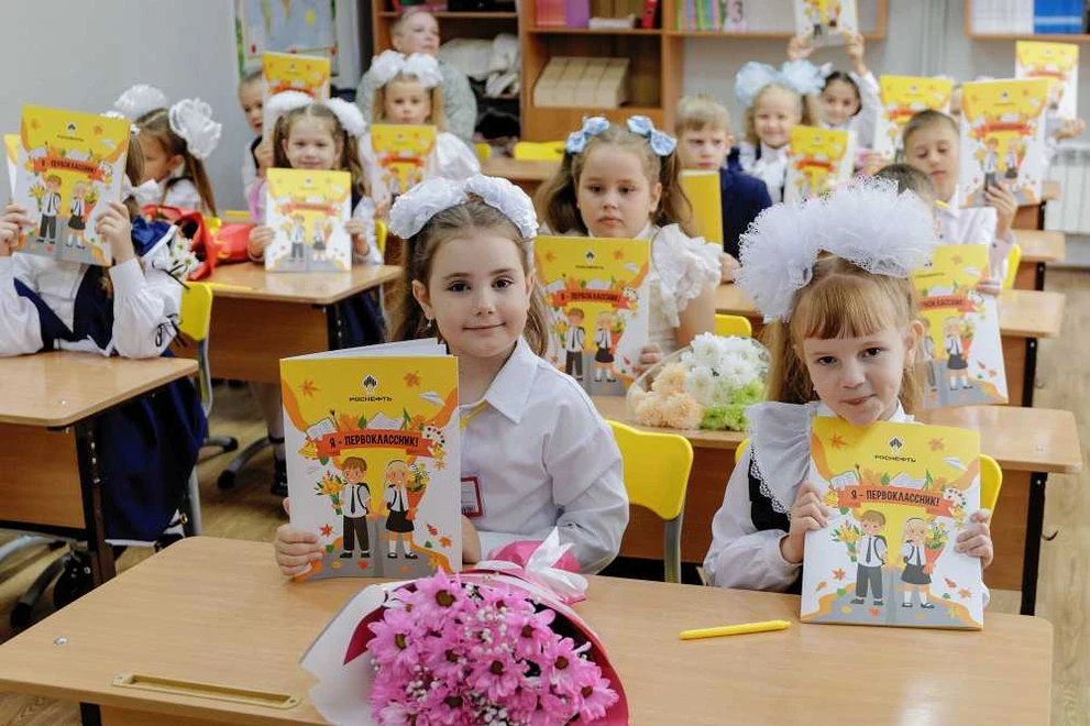 Первоклассники Ачинского округа получили от Ачинского НПЗ подарки