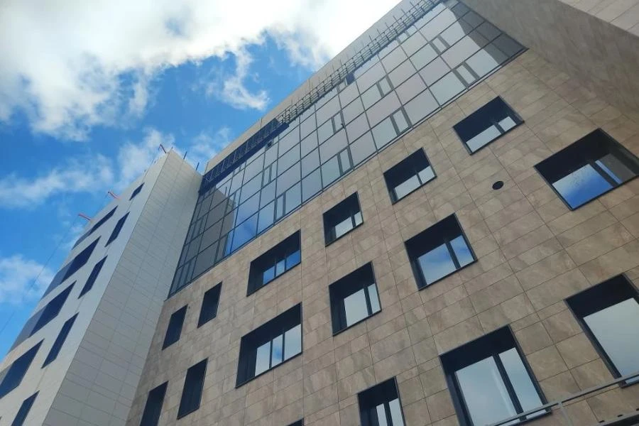 В Омске завершён монтаж фасада нового корпуса клинического медико-хирургического центра