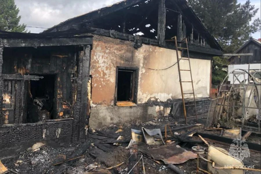 В Иркутске на большом пожаре погибла женщина 