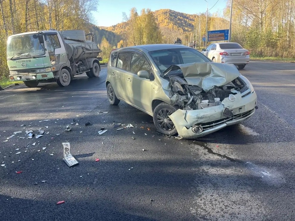 Под Горно-Алтайском не поделили дорогу Nissan и Mitsubishi