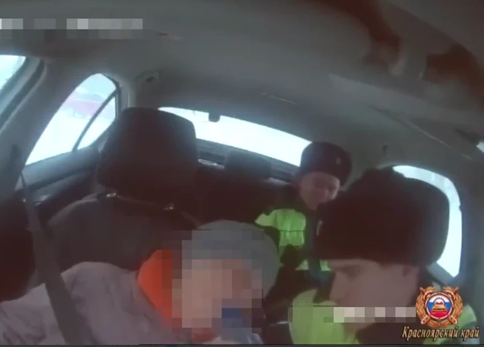 В Красноярском крае госавтоинспекторы помогли пенсионерке, сломавшей плечо