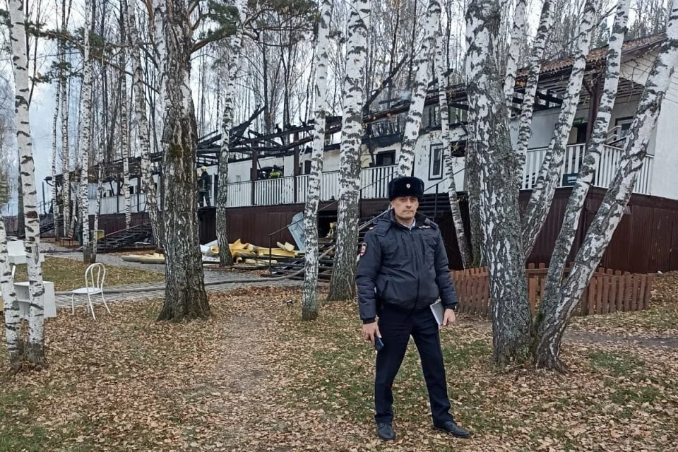 В Красноярском крае тушат пожар в экопарк-отеле