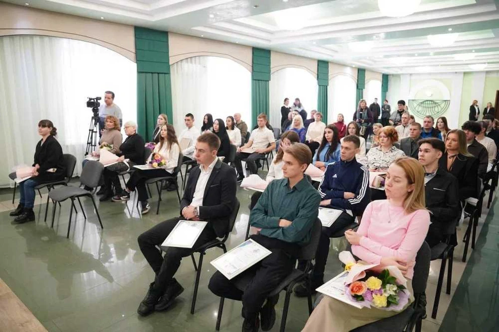 Губернатор Кузбасса вручил 27 сертификатов на приобретение жилья детям-сиротам
