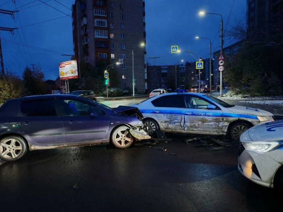 В Томске автоледи протаранила автомобиль полиции 