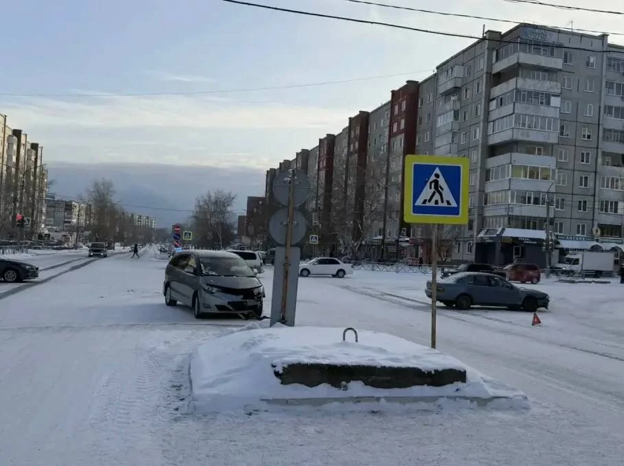 Пожилой водитель получил травмы в ДТП на перекрёстке в Хакасии