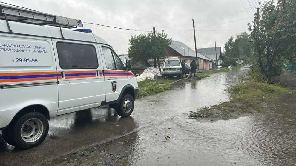 В Барнауле устраняют последствия сильного ливня