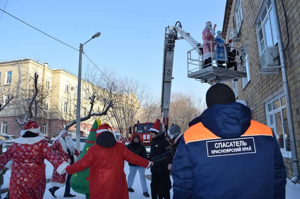 Спасатели поздравили пациентов и врачей красноярской больницы №20 с Новым годом