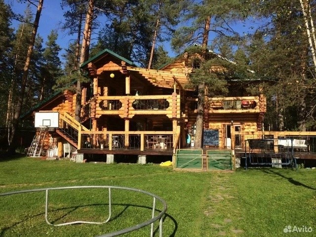 За 149 миллионов у подножия горы на Алтае продают роскошную усадьбу