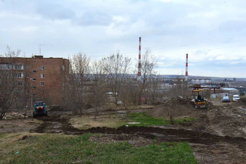 В Ленинском районе Красноярска начались работы по благоустройству сквера 