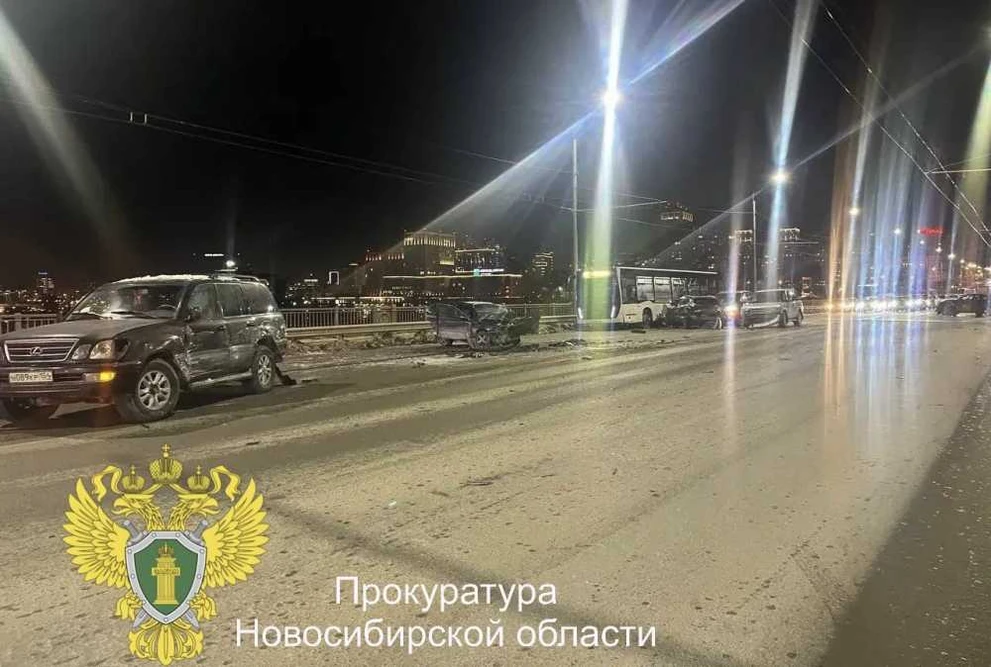 В Новосибирске прокуратура проверяет массовое ДТП с автобусом на мосту