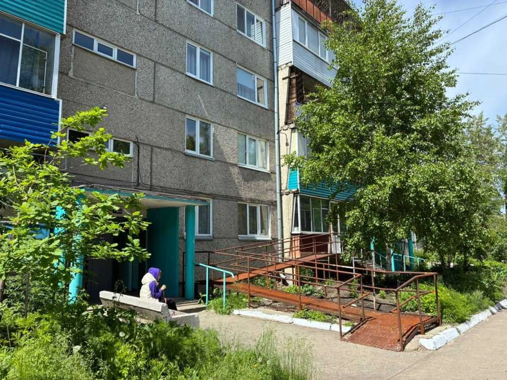 В Саяногорске Республики Хакасия маленький ребёнок выпал из окна