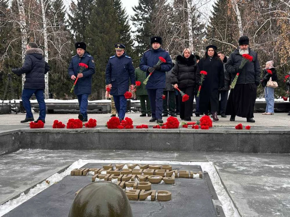 В Новосибирске почтили память неизвестного солдата у Монумента Славы
