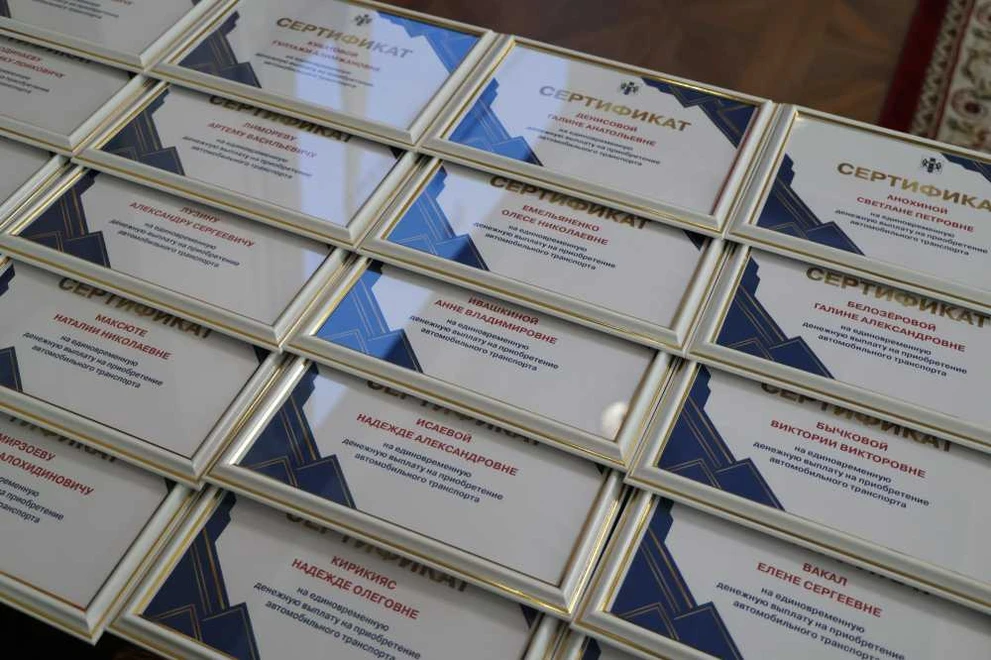 28 многодетных семей Новосибирской области получили сертификаты на авто