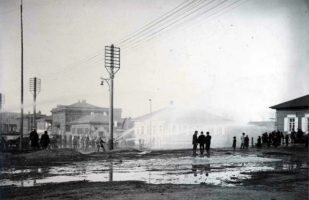 Испытание водопровода пожарными Красноярск 1913.jpg
