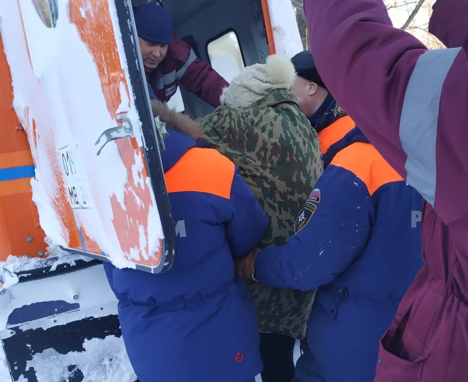 В село смог пробиться только вездеход погрузка.jpg