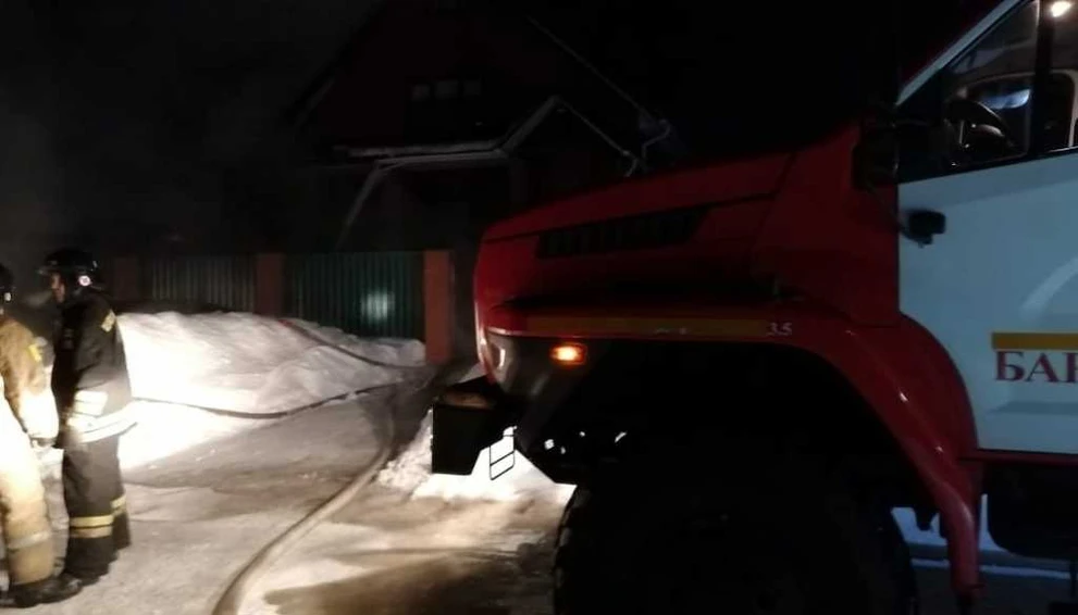 pozharnye-glavnogo-upravleniya-mchs-rossii-po-altayskomu-krayu-likvidiruyut-vozgoraniya-v-sochelnik_1642561369392485136__2000x2000.jpg