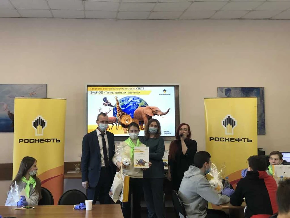 Награждение победительницы квиза _IMG_2226.jpeg