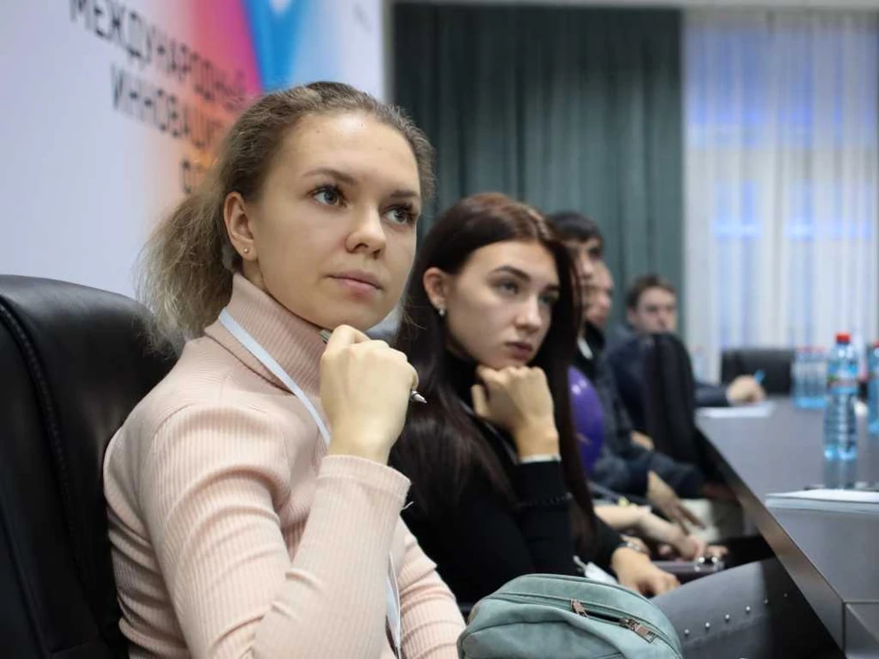 На заседании круглого стола Круглый стол 2.JPG
