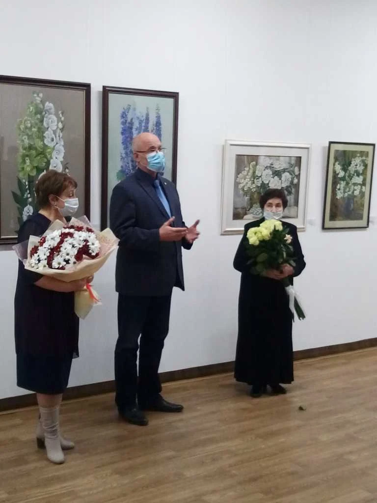 Художник-юбиляр - справа. P10120-175410.jpg