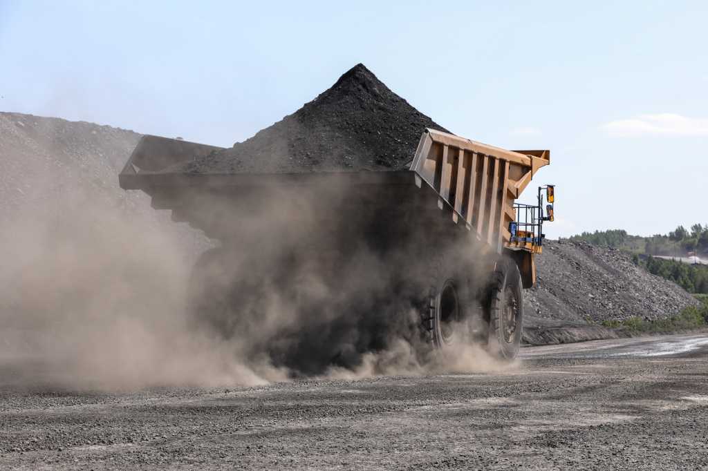 Самосвал движется спустя по технологической дороге спустя час после обработки водой Самосвал движется спустя по технологической дороге спусят час после обработки водой. Кедровский разрез.JPG