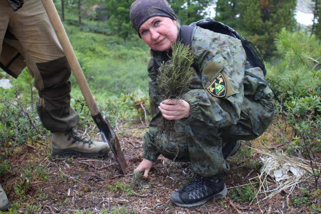 Сотрудники парка на посадке саженцев.JPG