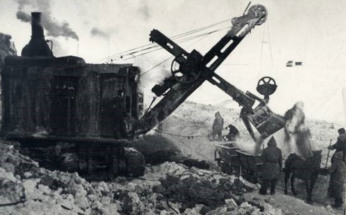 экскаватор в Медвежьем ручье, 1941.png