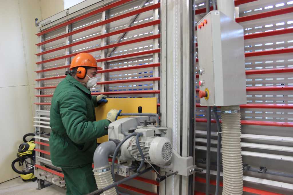 26052021(2) Для удобства покупателей в магазине установлен вертикально-раскроечный станок.JPG