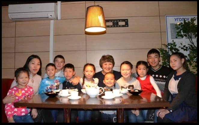 4. Большая семья Оюн 2014 год.jpg