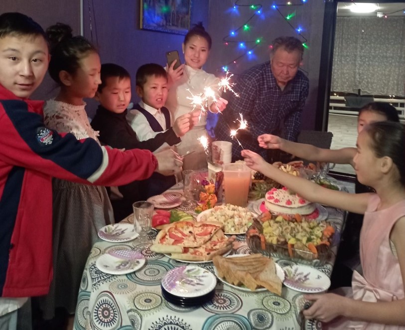 5. Не вся семья собралась за новогодним столом.jpg