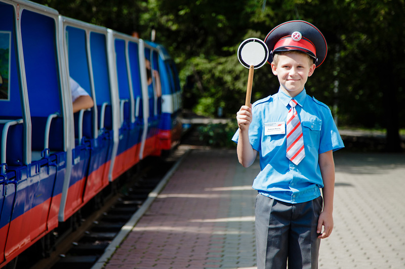 Дежурный по платформе детской железной дороги Виктор Романов.jpg