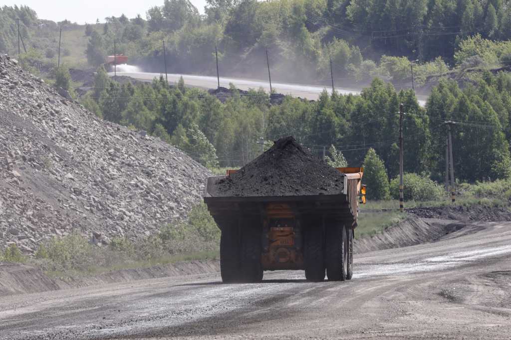 Самосвал движется по технологической дороге спустя час после обработки новым средством Самосвал движется по технологической дороге спустя час после обработки новым средством для пылеподавления. Кедровский разрез .JPG