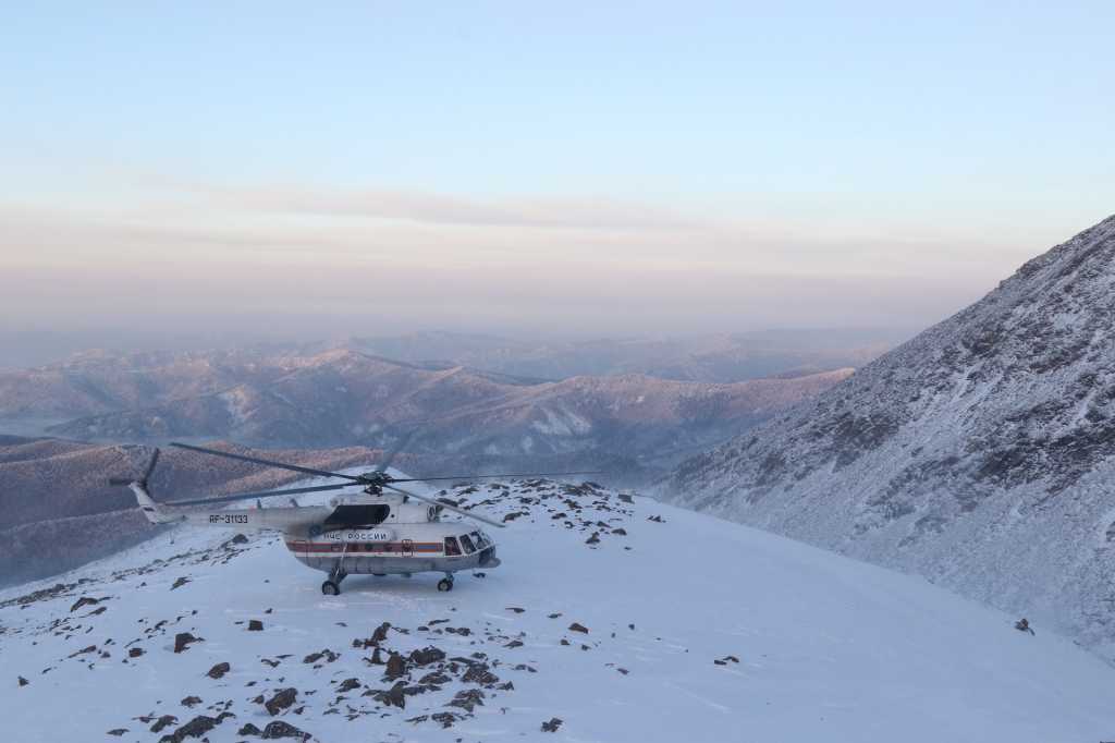 spasateli-mchs-na-vertolete-evakuirovali-s-gornogo-hrebta-travmirovannogo-turista_1609680428764781261__2000x2000.jpg