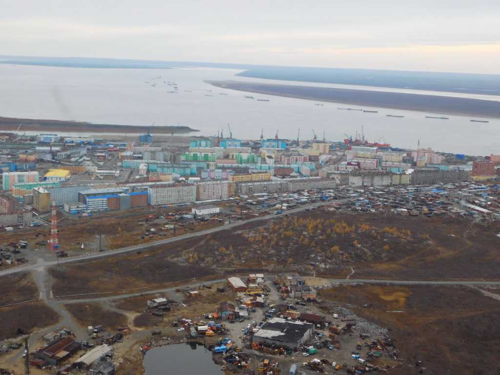 Дудинка красноярский край. Дудинки город Мурманск. Дудинка условия жизни. Фотографии местность населения город Дудинка. Сколько проживает людей в Дудинке.