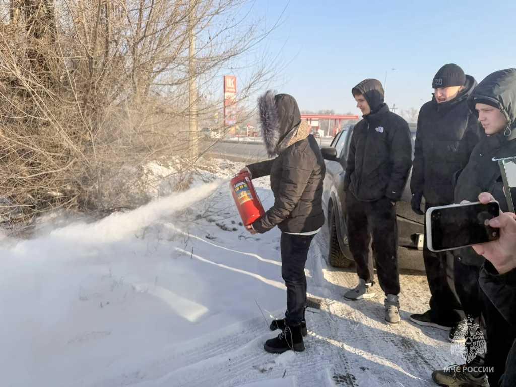 В Усть-Абаканском районе автомобилистов учили пользоваться огнетушителями 2.jpg