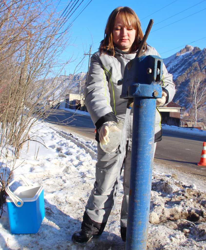 Лаборант КрасКом,отбор проб воды ул.Базайская 321(69) .jpg