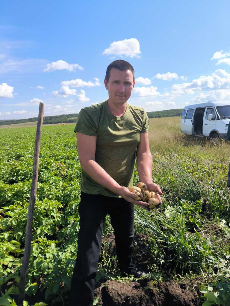 Е.Кокоулин с картофелем.jpg