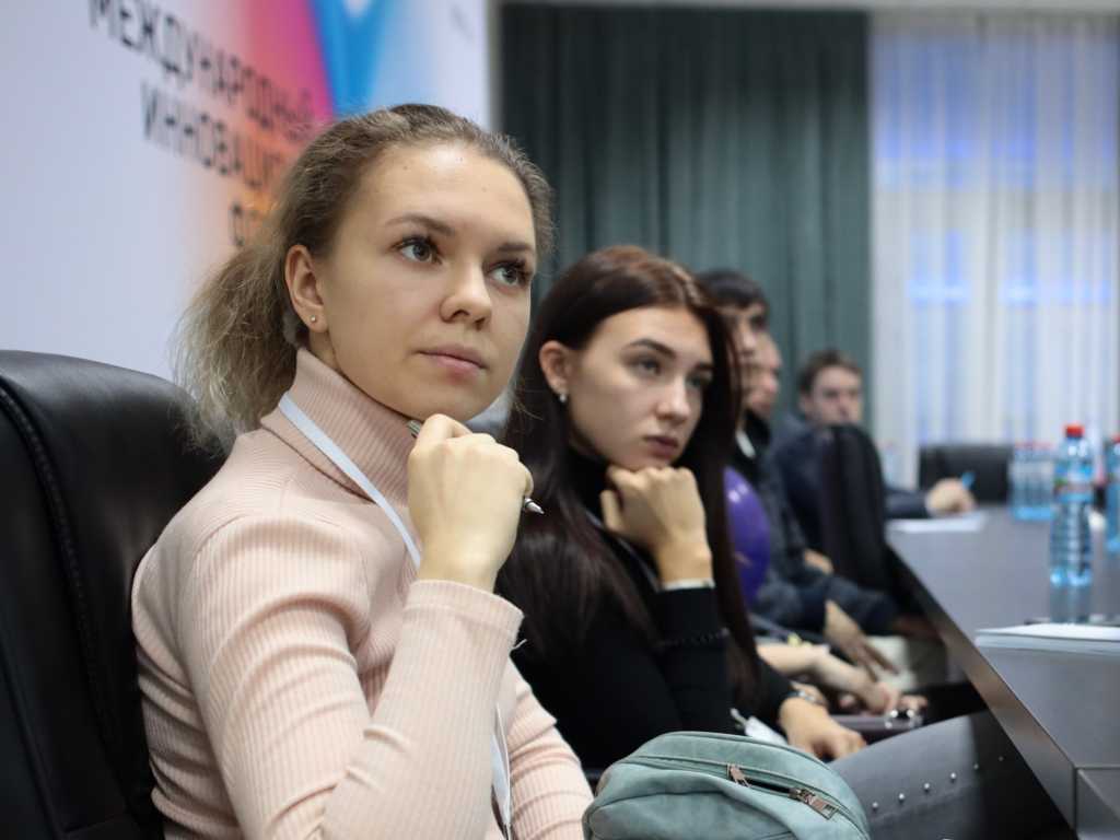 Круглый стол 2.JPG