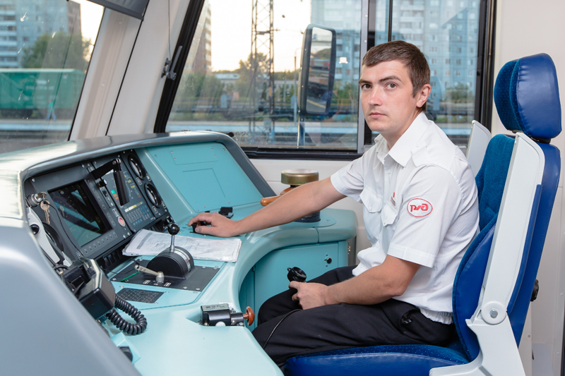 Машинист пригородного электропоезда на железнодорожном вокзале Красноярск.jpg