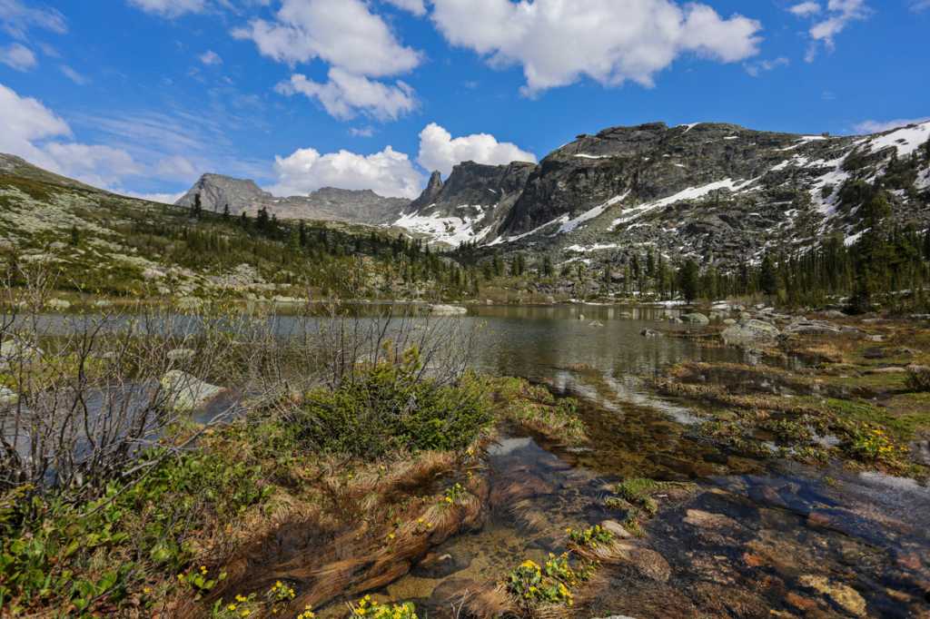 Вид с озера Радужного на Спящий Саян и Висячий камень. Ергаки. Автор Константин Хилько.jpg