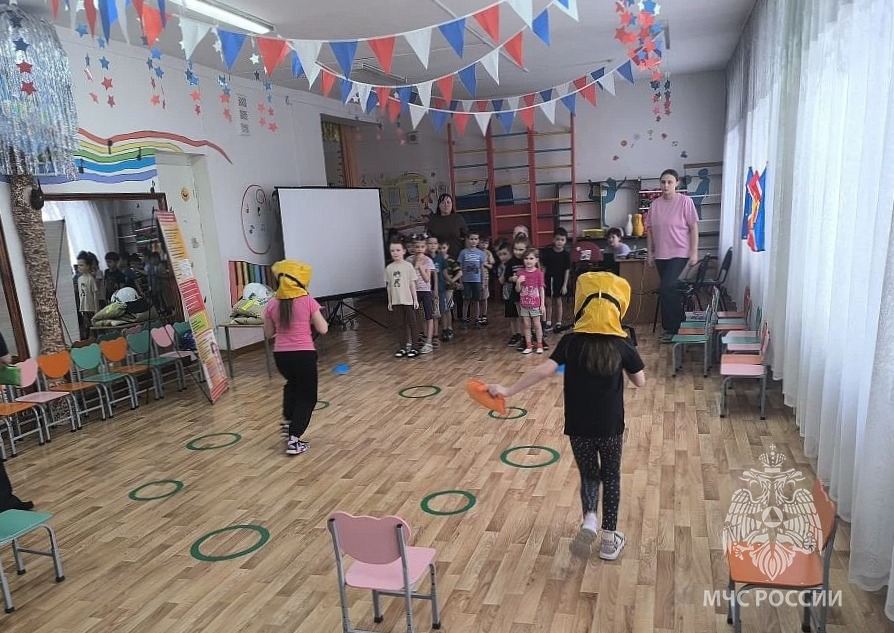 Воспитанники детского сада примерили на себя роль пожарных 2.jpg