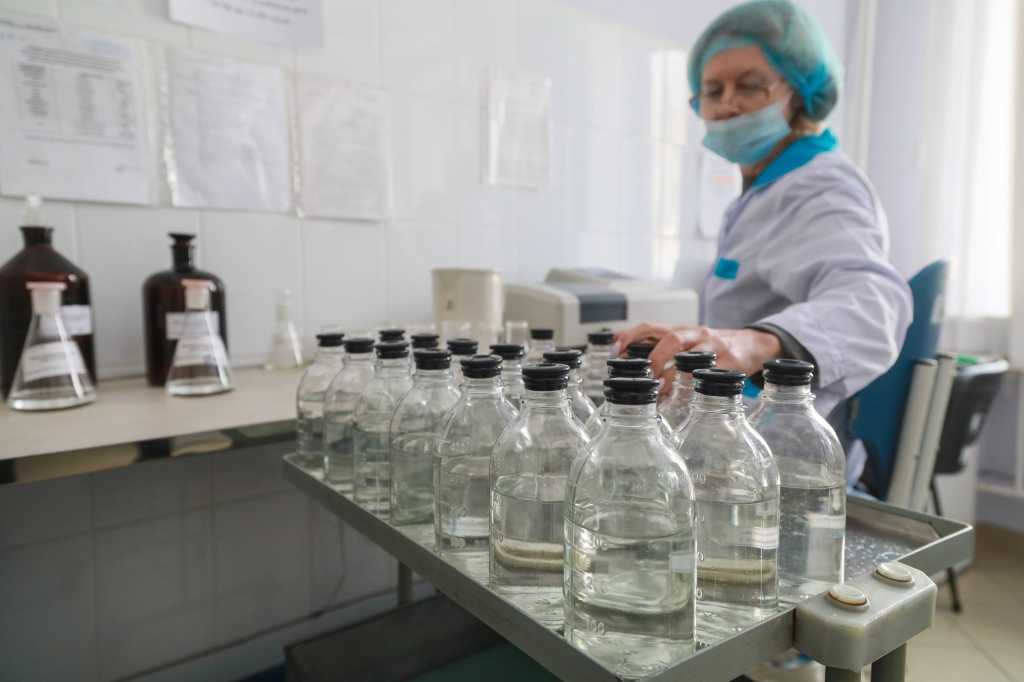 КрасКом. Лаборатория контроля качества воды водозабора Гремячий лог перешла на круглосуточный режим работы на период паводка (2).jpg